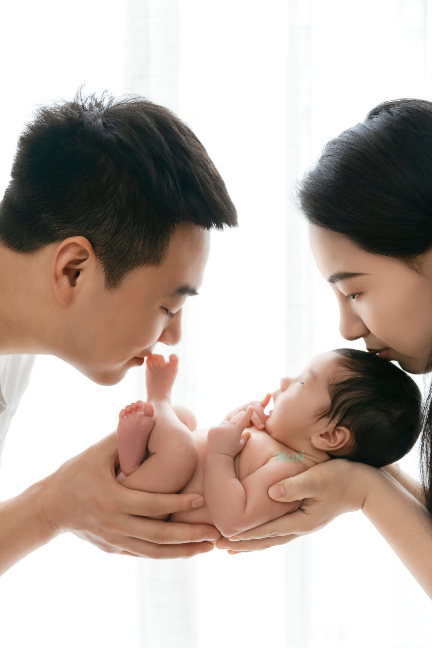 Ba mẹ hôn bé
